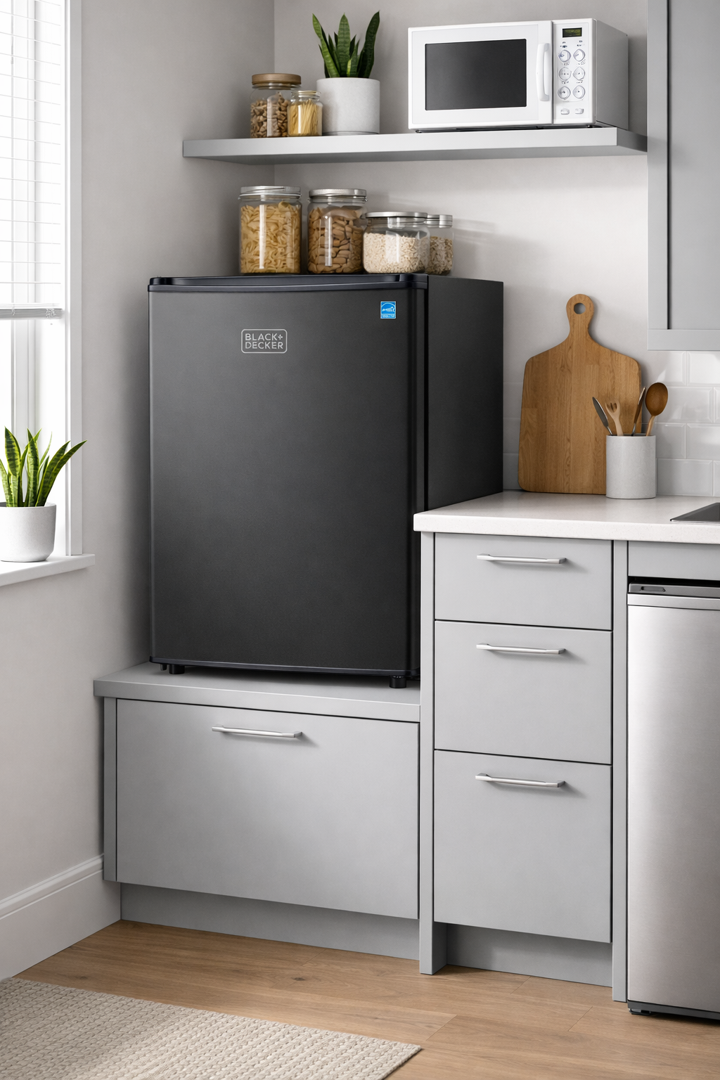 BLACK+DECKER BCRK17B mini fridge for small apartments